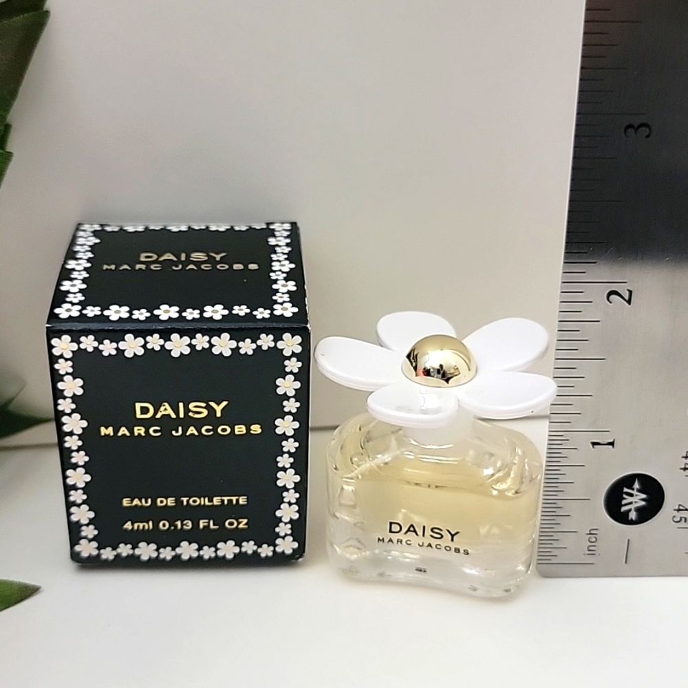 DAISY Marc Jacobs Eau De Toilette 0.13 oz (MINIATURE SPLASH FOR WOMAN)